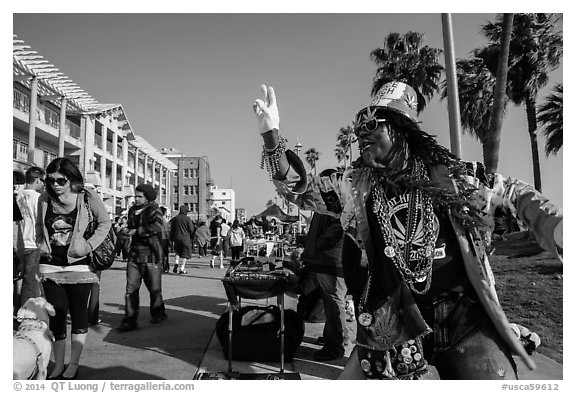 Colorful character on Ocean Front Walk. Venice, Los Angeles, California, USA (black and white)