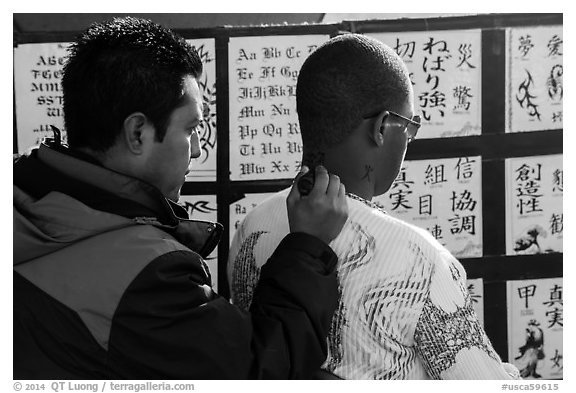 Man getting a tatoo. Venice, Los Angeles, California, USA (black and white)