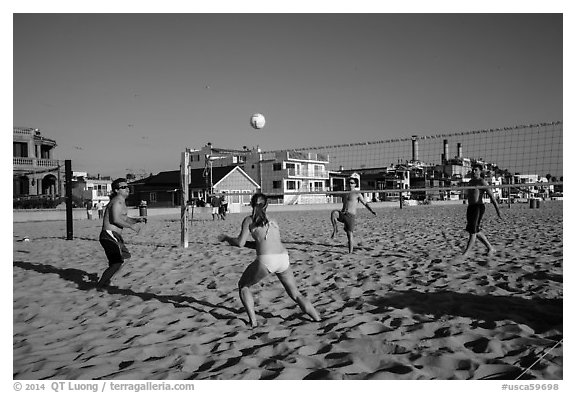 People playing volleyball on beach, Hermosa Beach. Los Angeles, California, USA (black and white)