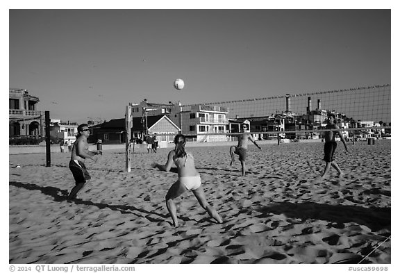People playing volleyball on beach, Hermosa Beach. Los Angeles, California, USA (black and white)