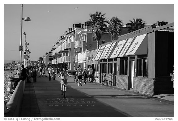 Beachfront promenade, Hermosa Beach. Los Angeles, California, USA (black and white)