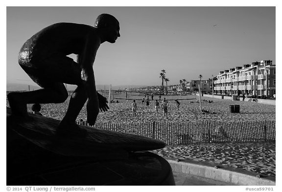 Statue of surfer and lifeguard Tim Kelly, Hermosa Beach. Los Angeles, California, USA (black and white)