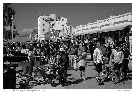 Packed Ocean Walk. Venice, Los Angeles, California, USA (black and white)