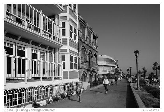 Beachfront promenade, Manhattan Beach. Los Angeles, California, USA (black and white)