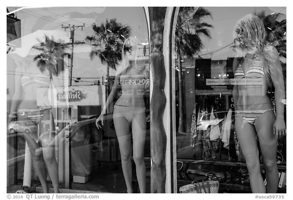 Beachwear in storefront, Manhattan Beach. Los Angeles, California, USA (black and white)