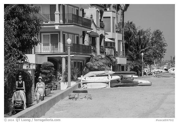 Women strolling on promenade. Long Beach, Los Angeles, California, USA (black and white)