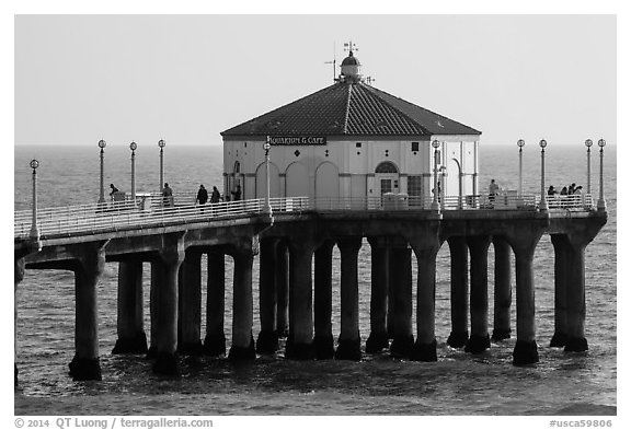 Aquarium and cafe on pier, Manhattan Beach. Los Angeles, California, USA (black and white)