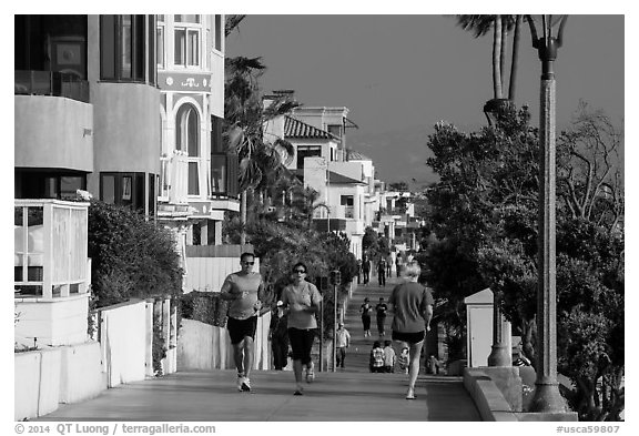 People exercising, beachfront promenade, Manhattan Beach. Los Angeles, California, USA (black and white)