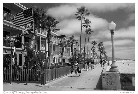 Beachfront houses and walkway, Mission Beach. San Diego, California, USA (black and white)