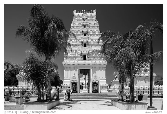 Family walks into Malibu Hindu Temple, Calabasas. Los Angeles, California, USA (black and white)