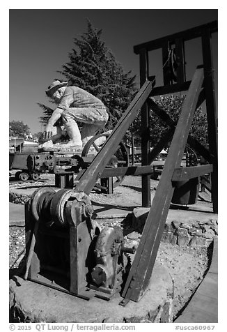 Mining equipment and statue commemorating gold rush, Auburn. Califoxrnia, USA (black and white)