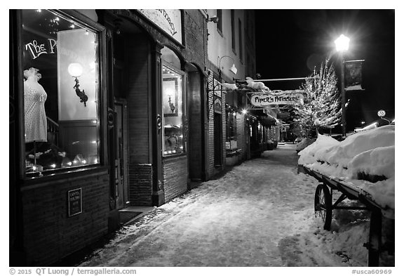 Snowy sidewalk at night, Truckee. California, USA (black and white)