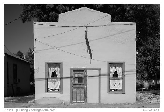 Square facade, Cedarville. California, USA (black and white)