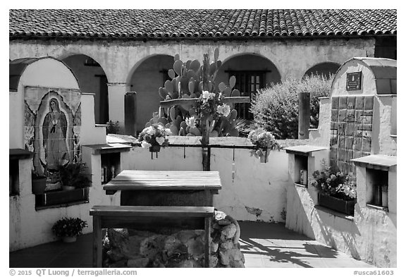 Outdoor altars and cross. California, USA (black and white)