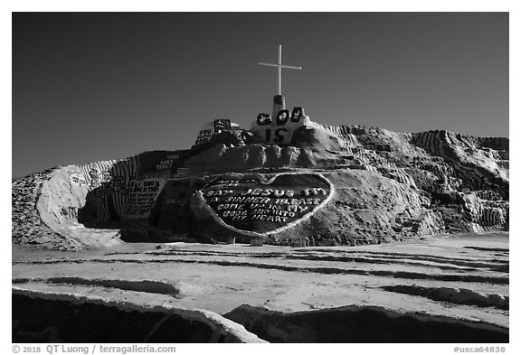 Frontal view of Salvation Mountain. Nyland, California, USA (black and white)