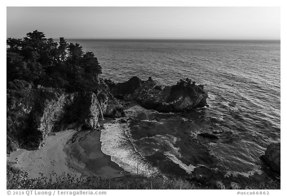 McWay Cove and waterfall at sunset, Julia Pfeiffer Burns State Park. Big Sur, California, USA (black and white)