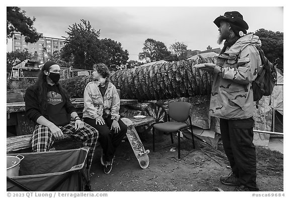 Volunteers and Peoples Park resident eating meal. Berkeley, California, USA