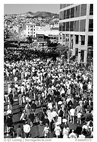 Crowds in the streets during the Bay to Breakers annual race. San Francisco, California, USA