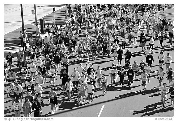 Crowds in the streets during the Bay to Breakers annual race. San Francisco, California, USA