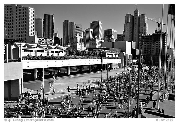 Crowded  streets during the Bay to Breakers annual race. San Francisco, California, USA