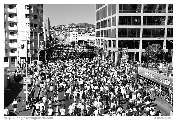 Crowds in the streets during the Bay to Breakers race. San Francisco, California, USA