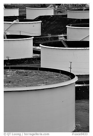 Storage citerns, Rodeo San Francisco Oil Refinery. San Pablo Bay, California, USA (black and white)