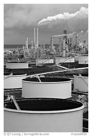 Storage citerns and piples, ConocoPhillips  Refinery,  Rodeo. San Pablo Bay, California, USA