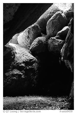Boulders in Bear Gulch Caves. Pinnacles National Park, California, USA.