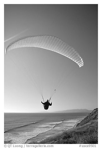 Paragliding above the ocean, the Dumps, Pacifica. San Mateo County, California, USA (black and white)