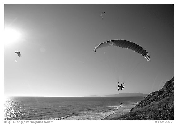Paragliders soaring above the Ocean, the Dumps, Pacifica. San Mateo County, California, USA (black and white)