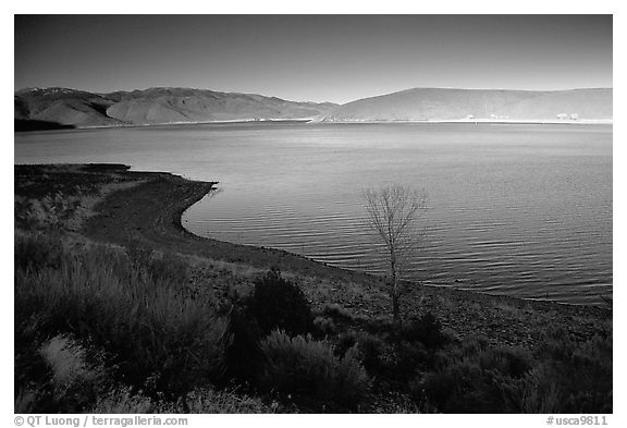 Topaz Lake, late afternoon. California, USA