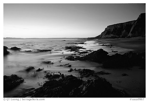 Black and White Picture/Photo: Rocks and surf, Sculptured Beach, sunset ...