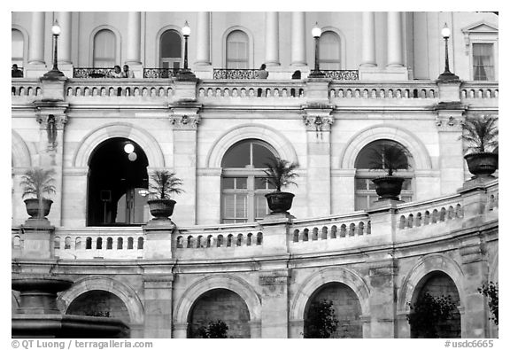 Detail of the facade of the Capitol. Washington DC, USA (black and white)