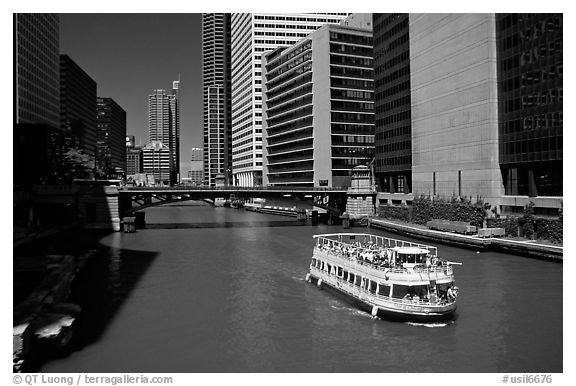 Chicago River and tour boat. Chicago, Illinois, USA (black and white)