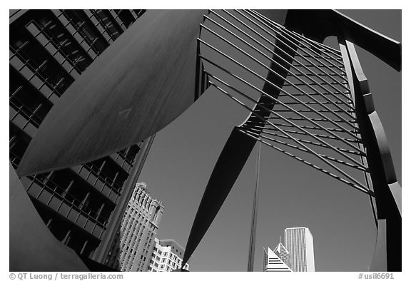 Modern sculpture and buildings. Chicago, Illinois, USA (black and white)