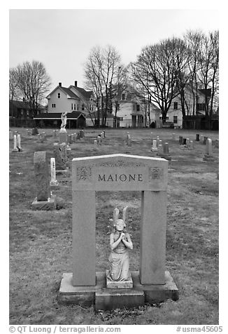 Tomb with small statue and arch. Salem, Massachussets, USA (black and white)