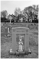 Tomb with small statue and arch. Salem, Massachussets, USA (black and white)