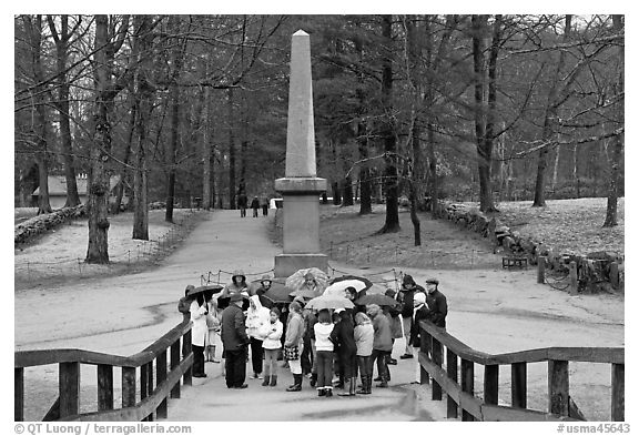 School children and memorial obelisk, Minute Man National Historical Park. Massachussets, USA (black and white)