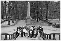 School children and memorial obelisk, Minute Man National Historical Park. Massachussets, USA ( black and white)