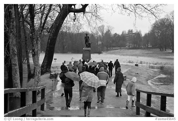 School children and Daniel Chester French statue, Minute Man National Historical Park. Massachussets, USA (black and white)