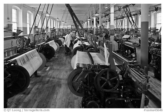 Textile Looms, Boott Cottom Mills Museum, Lowell National Historical Park. Massachussets, USA (black and white)