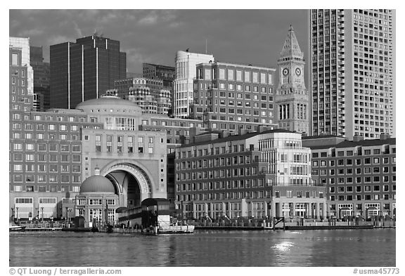 Rowes Wharf. Boston, Massachussets, USA (black and white)