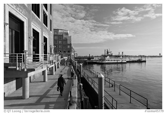 Rowes Wharf, early morning. Boston, Massachussets, USA (black and white)