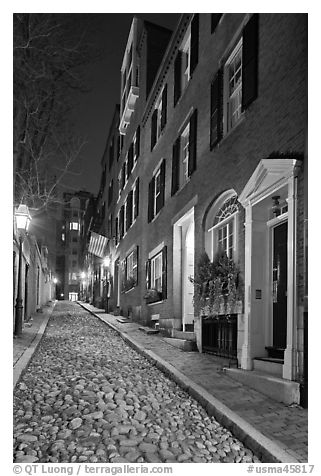 Cobblestone alley by night, Beacon Hill. Boston, Massachussets, USA (black and white)