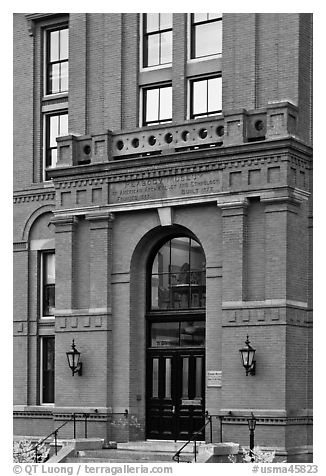 Peabody Museum entrance, Harvard University, Cambridge. Boston, Massachussets, USA (black and white)