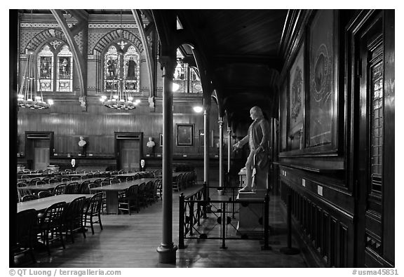 Annenberg Hall, Memorial Hall, Harvard University, Cambridge. Boston, Massachussets, USA (black and white)