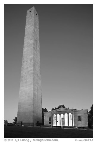 Bunker Hill Monument and exhibit lodge at dawn, Charlestown. Boston, Massachussets, USA (black and white)