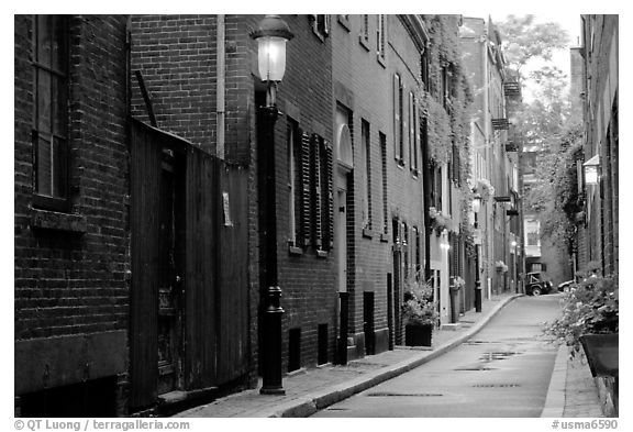 Narrow street on Beacon Hill. Boston, Massachussets, USA