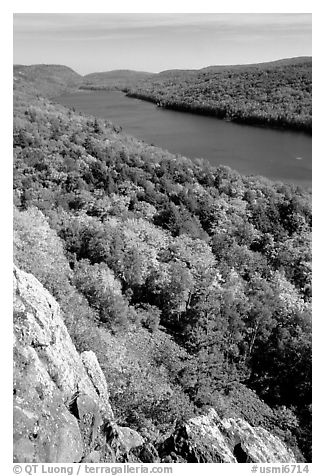 Lake of the Clouds and early fall colors, Porcupine Mountains State Park. Upper Michigan Peninsula, USA (black and white)