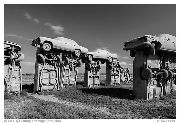 Vintage American automobiles forming replica of Stonehenge. Alliance, Nebraska, USA (black and white)